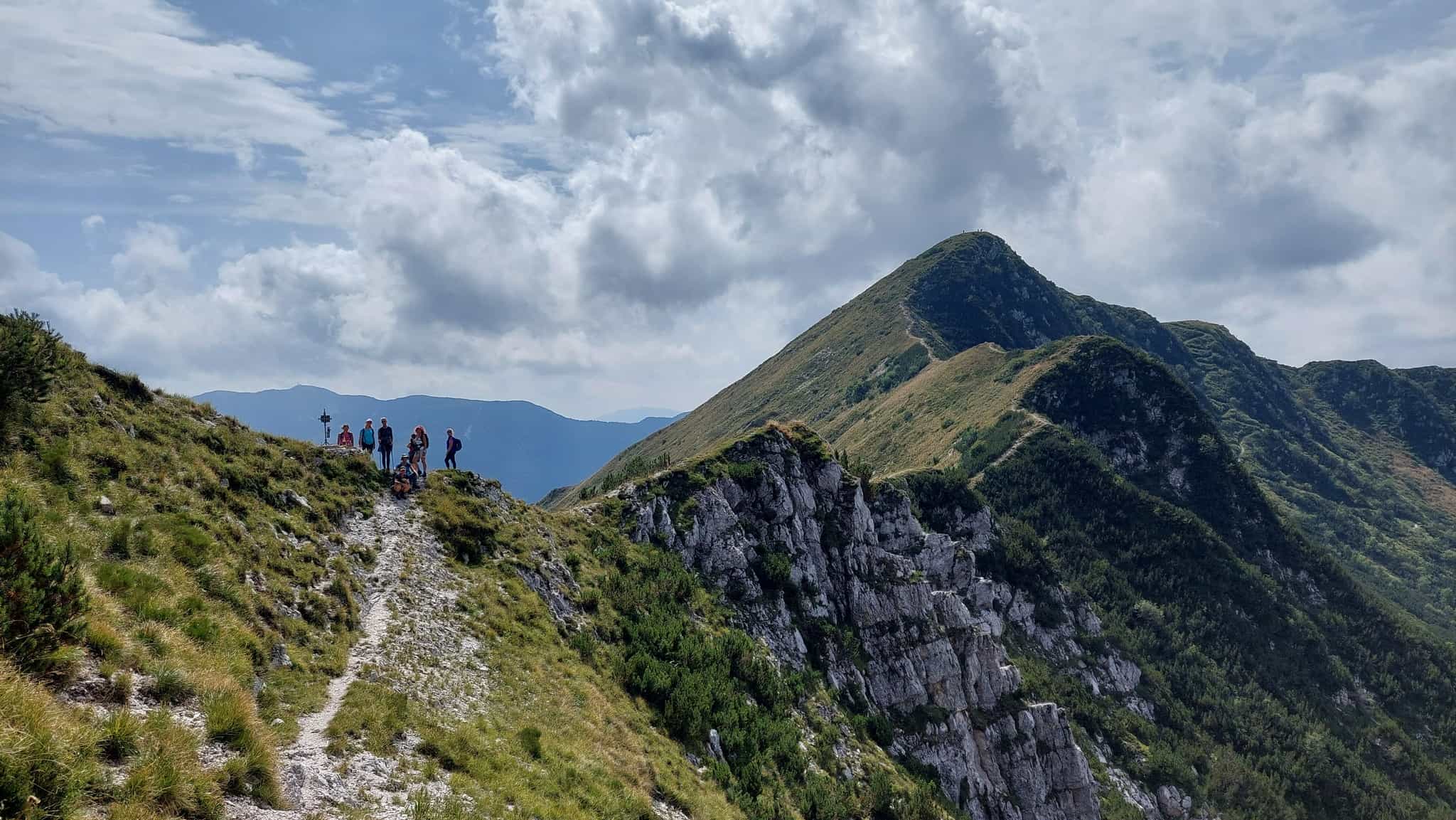 Escursione di trekking guidato in cresta con Wild Routes. Gruppo di escursionisti in montagna nell'Alto Tagliamento, vicino a Venzone.