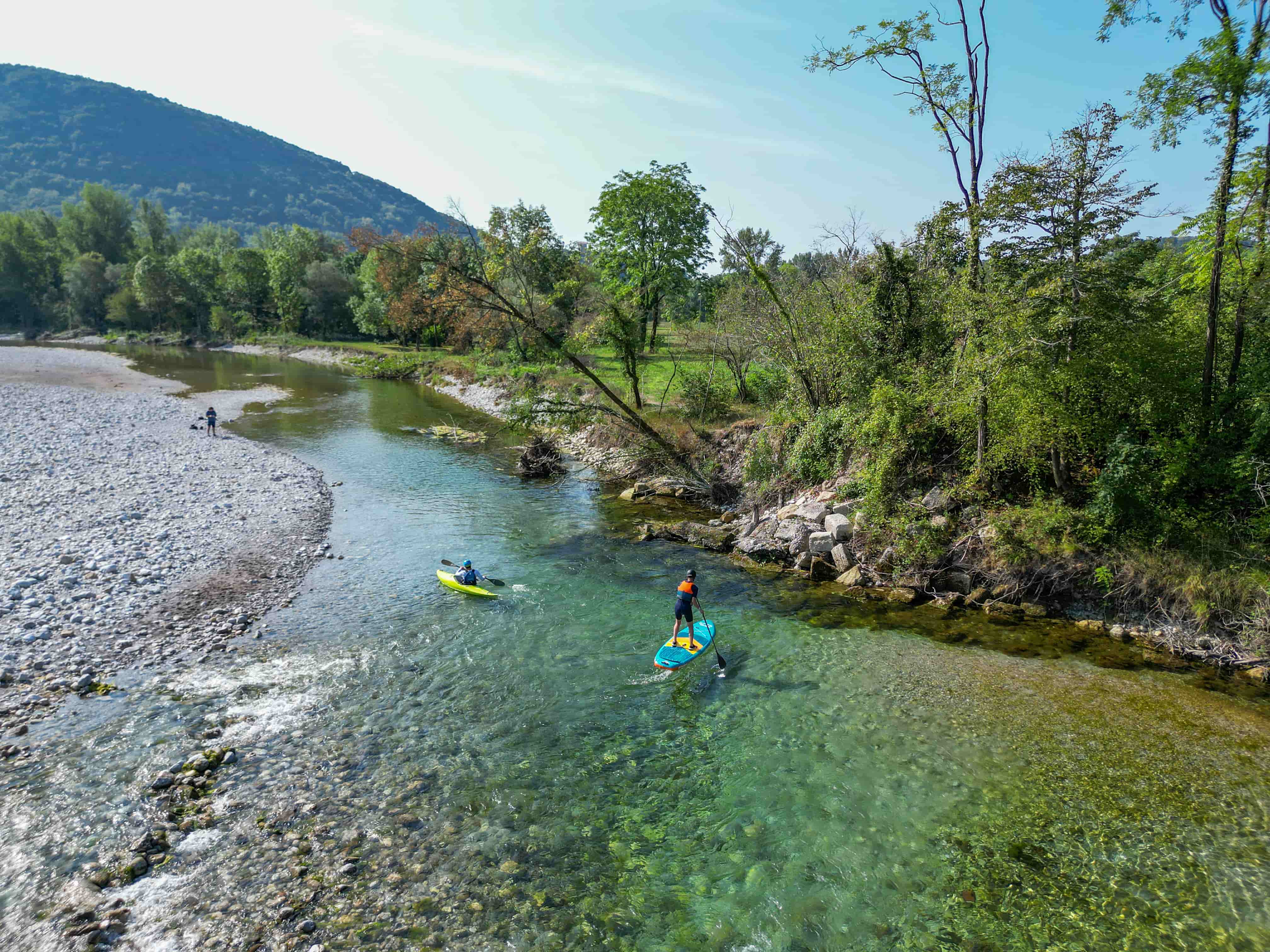 Escursione rilassante di Stand Up Paddle (SUP) o Kayak su acqua piatta nel Fiume Tagliamento, vicino a Pinzano