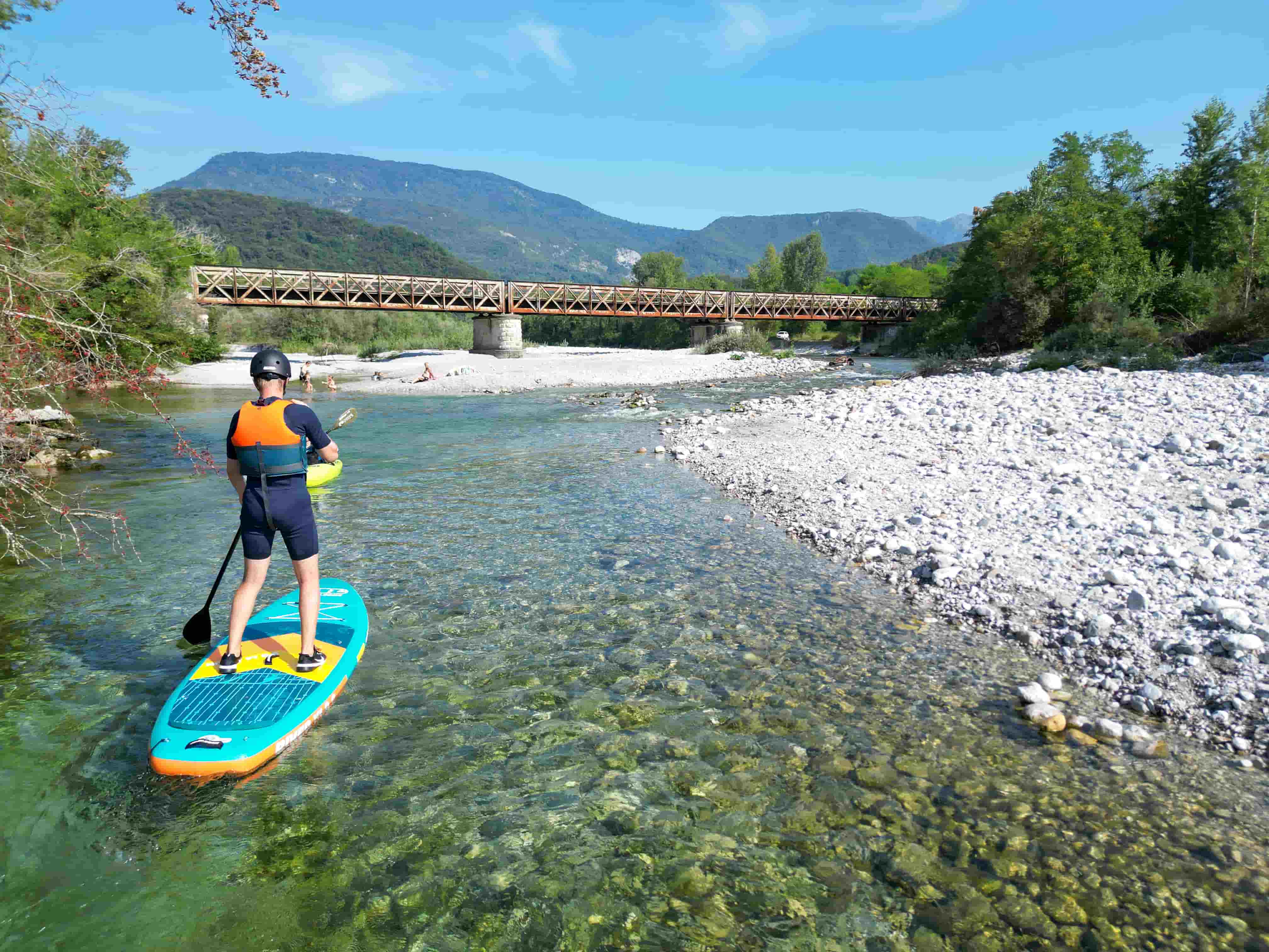 Escursione guidata di River SUP (Stand Up Paddle) sul Fiume Arzino alla confluenza con il  Tagliamento. La scuola è l'unica certificata per il River SUP in Friuli Venezia Giulia.