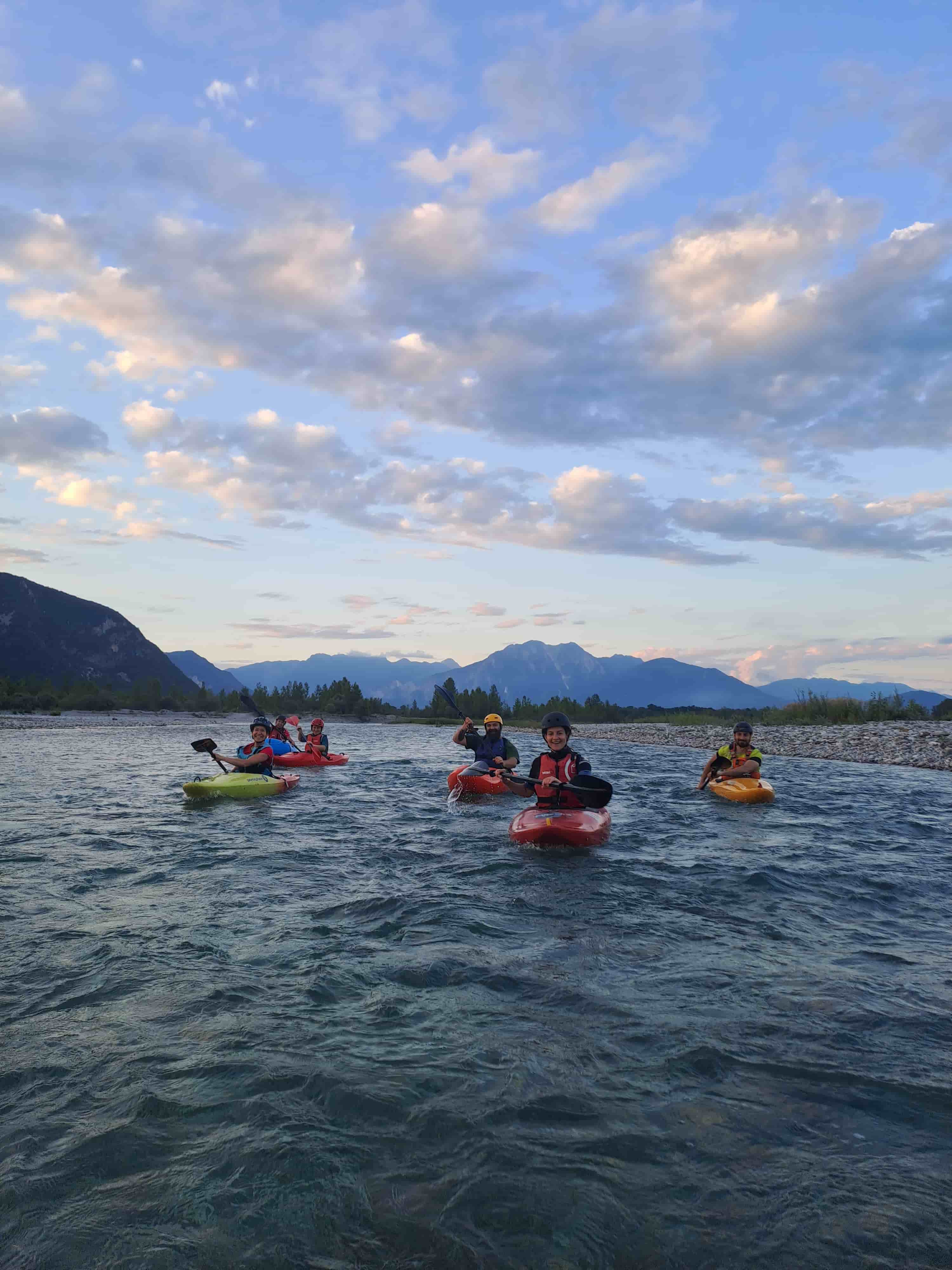 Escursione guidata in Kayak e Canoa sul Fiume Tagliamento. Corsi di navigazione per principianti e appassionati in Friuli.