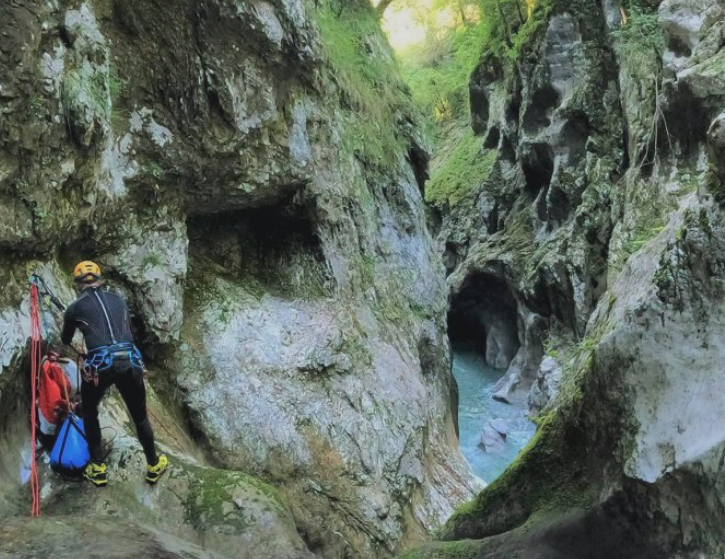 Escursione di Canyoning con Casa Balins. Discesa in corda lungo una cascata nella Val d'Arzino, attività adrenalinica